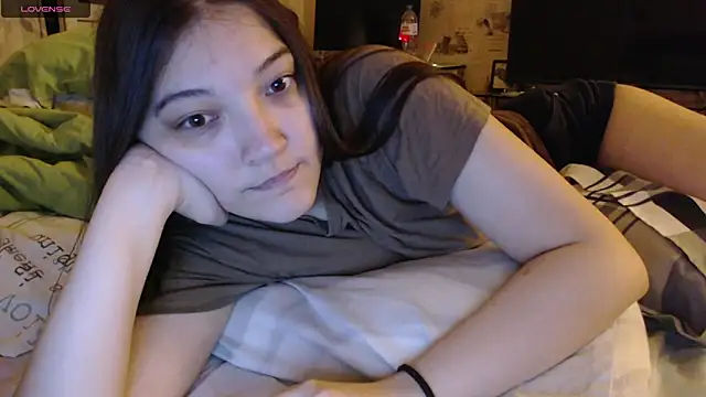 Snapshot of AlisaDevis chatting on October 2025 04:08:02 PM AlisaDevis online show from October 2025 04:08:02 PM