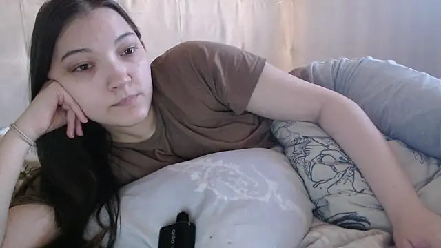 AlisaDevis online show from April 2026 01:07:01 PM