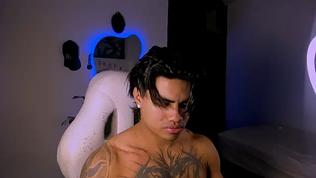 Snapshot of Young_laroi chatting on January 2025 03:34:02 AM Young laroi online show from January 2025 03:34:02 AM