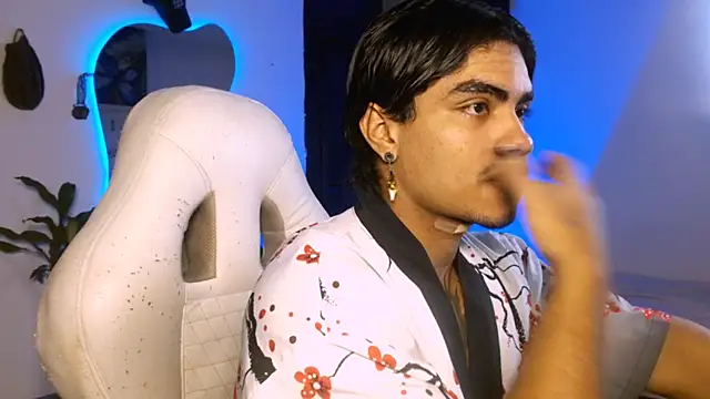 Snapshot of Young_laroi chatting on December 2024 12:03:02 AM Young laroi online show from December 2024 12:03:02 AM