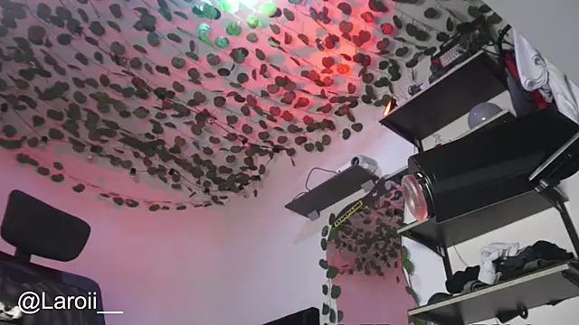 Snapshot of Young_laroi chatting on November 2025 05:30:01 AM Young laroi online show from November 2025 05:30:01 AM