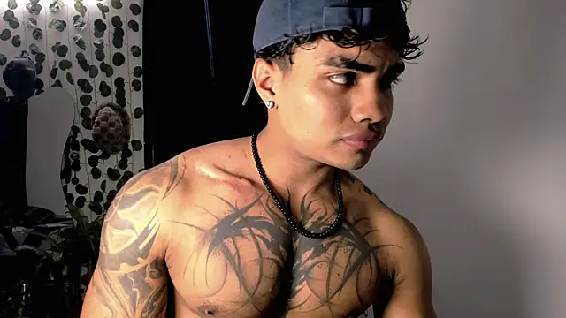 Snapshot of Young_laroi chatting on February 2025 04:14:02 AM Young laroi online show from February 2025 04:14:02 AM