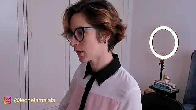 Snapshot of cuddlingbunny chatting on November 2025 04:33:02 PM cuddlingbunny online show from November 2025 04:33:02 PM