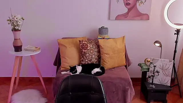 Snapshot of cuddlingbunny chatting on February 2025 06:59:02 PM cuddlingbunny online show from February 2025 06:59:02 PM