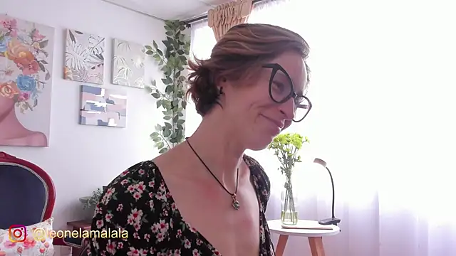 Snapshot of cuddlingbunny chatting on November 2025 07:18:01 PM cuddlingbunny online show from November 2025 07:18:01 PM