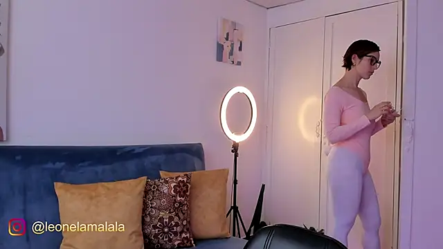 Snapshot of cuddlingbunny chatting on October 2025 04:39:01 PM cuddlingbunny online show from October 2025 04:39:01 PM