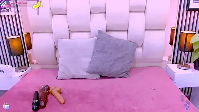 Snapshot of sarah_cream chatting on December 2025 05:57:02 AM sarah cream online show from December 2025 05:57:02 AM