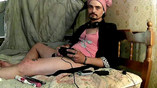 Snapshot of JustTylerr chatting on June 2026 10:27:02 AM JustTylerr online show from June 2026 10:27:02 AM