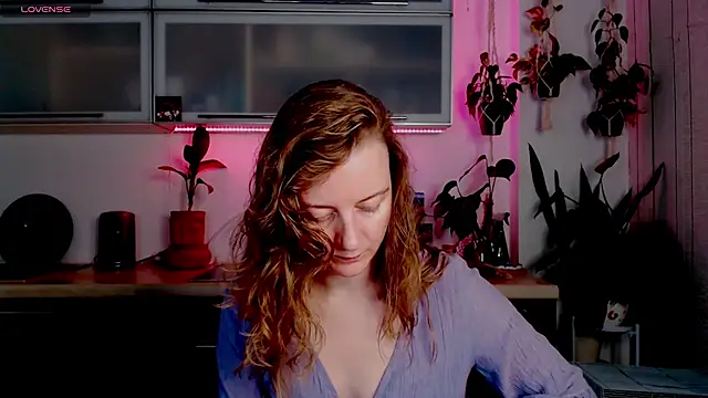 Elly Helly online show from December 2025 08:24:02 PM