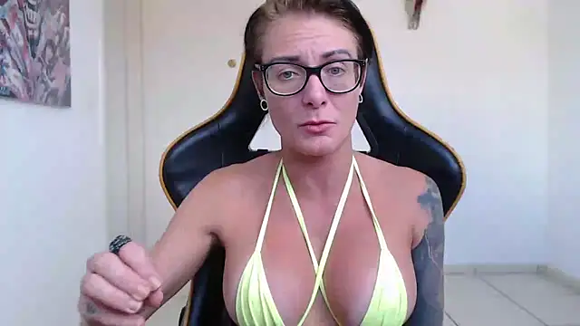 Snapshot of CrisBathoryxxx chatting on March 2025 11:05:01 AM CrisBathoryxxx online show from March 2025 11:05:01 AM