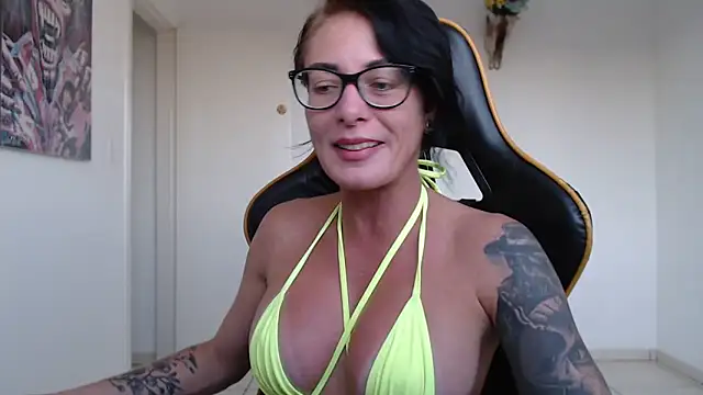 Snapshot of CrisBathoryxxx chatting on March 2025 09:00:02 PM CrisBathoryxxx online show from March 2025 09:00:02 PM