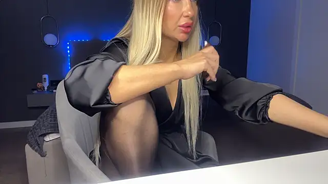 Snapshot of KristalNight chatting on December 2025 04:44:02 AM KristalNight online show from December 2025 04:44:02 AM