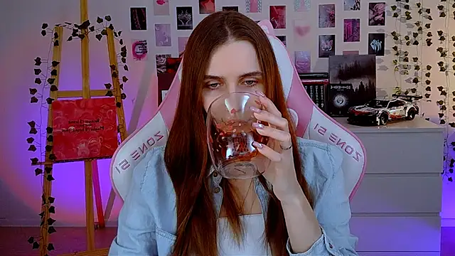 Snapshot of AliceCharmy chatting on March 2025 05:15:02 PM AliceCharmy online show from March 2025 05:15:02 PM