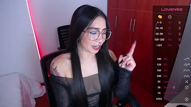 Snapshot of megan_bluee23 chatting on March 2025 02:06:01 PM megan bluee23 online show from March 2025 02:06:01 PM