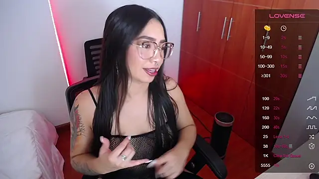 Snapshot of megan_bluee23 chatting on February 2025 02:13:02 PM megan bluee23 online show from February 2025 02:13:02 PM