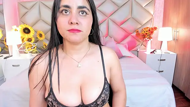 Snapshot of Brenda_Garcia chatting on November 2025 08:09:02 PM Brenda Garcia online show from November 2025 08:09:02 PM