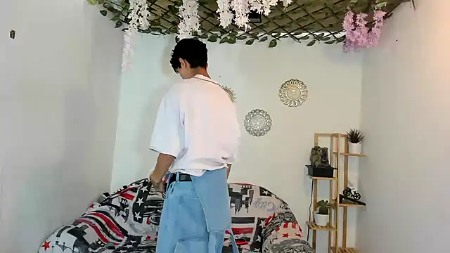 Snapshot of oliverhot2005 chatting on December 2025 08:19:01 PM oliverhot2005 online show from December 2025 08:19:01 PM