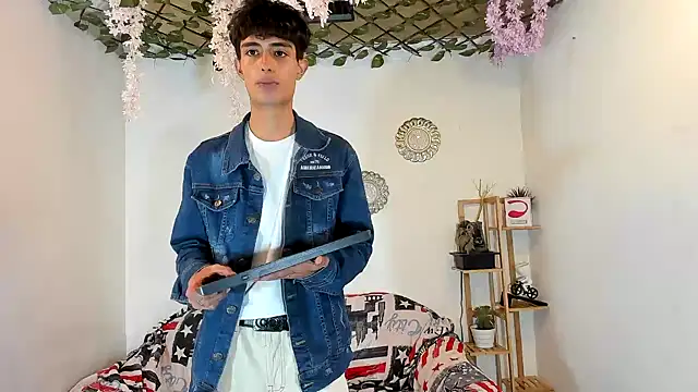 Snapshot of oliverhot2005 chatting on November 2025 10:02:02 PM oliverhot2005 online show from November 2025 10:02:02 PM