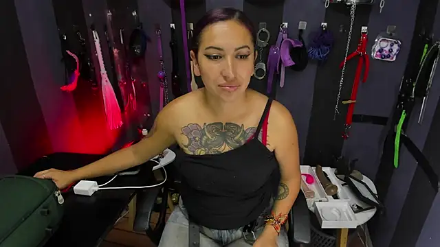 LucyStrike  online show from October 2025 10:52:01 PM