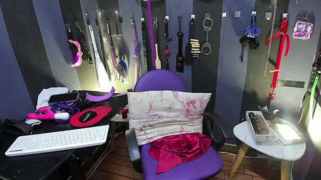LucyStrike  online show from October 2025 10:40:02 PM