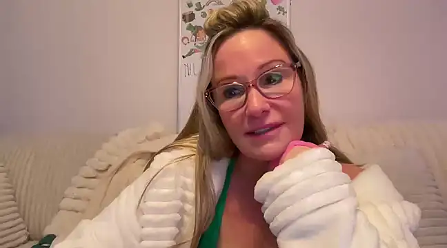 Snapshot of Milf_Goddess chatting on March 2025 09:46:02 AM Milf Goddess online show from March 2025 09:46:02 AM