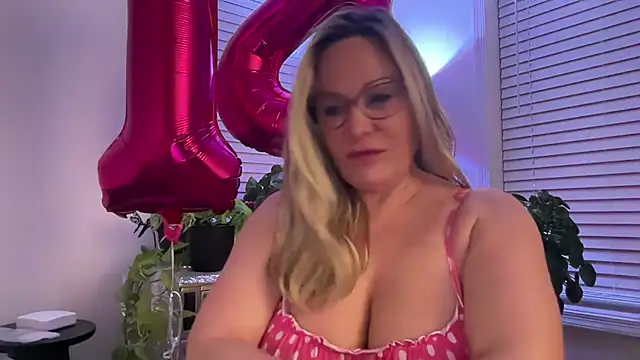 Snapshot of Milf_Goddess chatting on October 2025 06:00:02 AM Milf Goddess online show from October 2025 06:00:02 AM