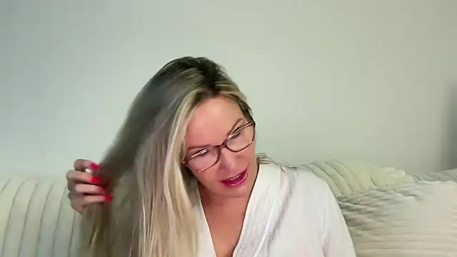Snapshot of Milf_Goddess chatting on September 2025 06:52:02 AM Milf Goddess online show from September 2025 06:52:02 AM