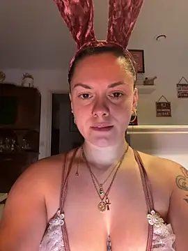 Luccreccia  online show from April 2026 08:59:01 PM