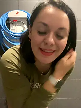 Luccreccia  online show from December 2025 10:15:02 PM