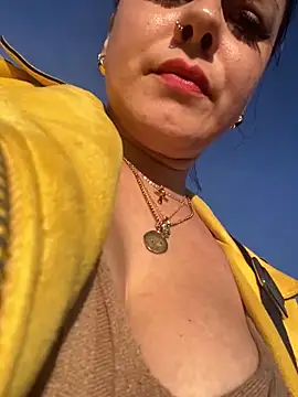 Luccreccia  online show from November 2025 03:04:01 PM