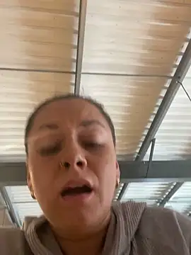 Luccreccia  online show from November 2025 10:20:01 AM