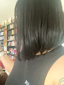 Luccreccia  online show from January 2026 12:00:01 PM