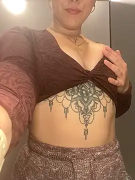 Luccreccia  online show from November 2025 09:09:01 AM