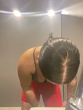 Luccreccia  online show from December 2025 02:52:02 PM