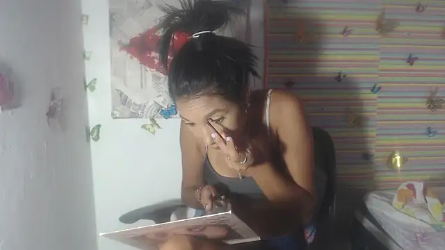 Snapshot of KamileLatinasexy chatting on February 2025 09:23:01 PM KamileLatinasexy online show from February 2025 09:23:01 PM