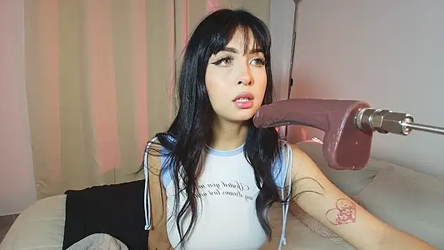 Evelyn Bennett online show from November 2025 05:35:01 PM