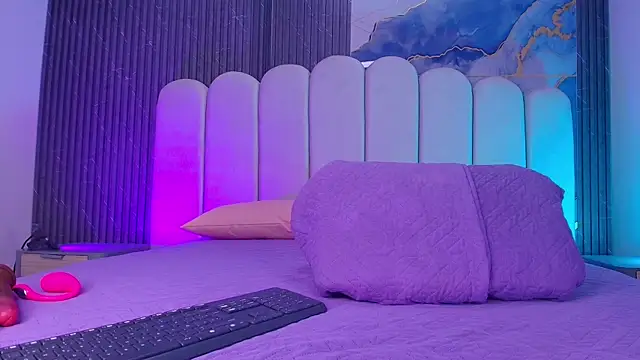 hot dione online show from April 2026 07:15:02 PM