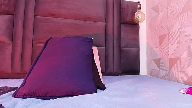 hot dione online show from October 2025 07:15:01 PM