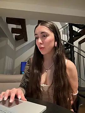 emiliasommer online show from November 2025 01:33:02 PM