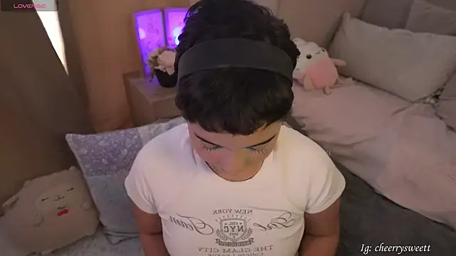 Cheerrysweett online show from March 2026 06:35:02 PM