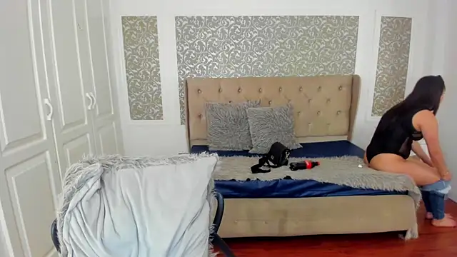 KimWessel  online show from October 2025 07:48:02 PM