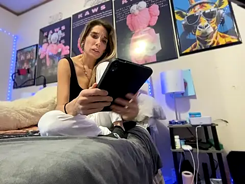 SarahStarr2020 online show from December 2024 08:33:01 PM