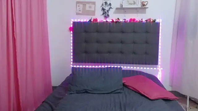 Snapshot of LenaDIaz chatting on October 2025 12:01:01 AM LenaDIaz online show from October 2025 12:01:01 AM