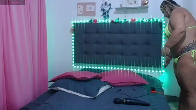 Snapshot of LenaDIaz chatting on October 2025 10:17:02 PM LenaDIaz online show from October 2025 10:17:02 PM