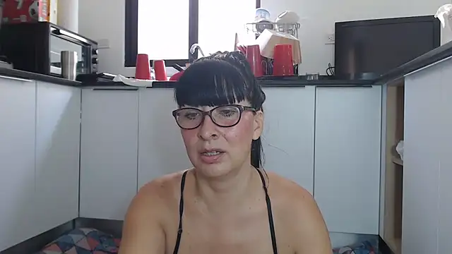 HellenLatin online show from April 2026 05:52:01 PM