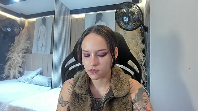 AnnyThompson  online show from March 2026 10:54:02 PM