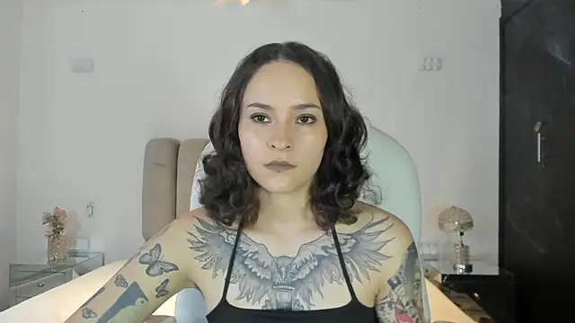 AnnyThompson  online show from February 2026 10:18:01 PM