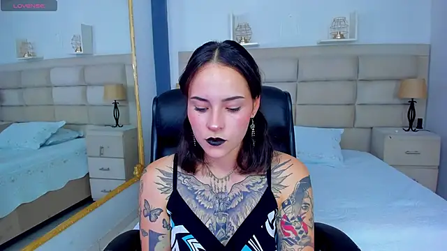 AnnyThompson  online show from October 2025 08:01:01 PM