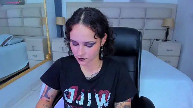 AnnyThompson  online show from October 2025 08:54:02 PM