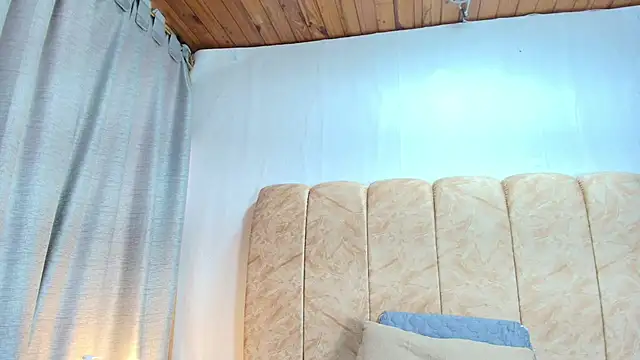 Snapshot of Zoe_Curvy chatting on November 2025 12:49:01 PM Zoe Curvy online show from November 2025 12:49:01 PM